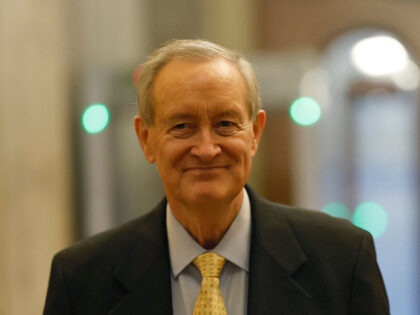 Sen. Mike Crapo (R-ID) arrives to the U.S. Capitol Building on September 26, 2023 in Washi