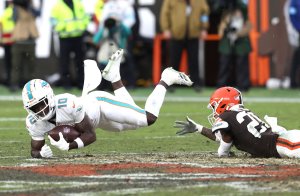 Tyreek Hill sorry for postgame rant, wants to stay with Miami Dolphins